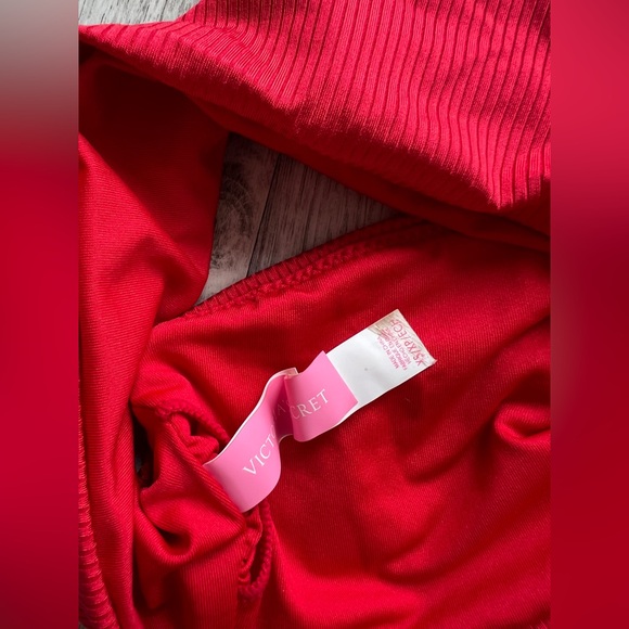 Red Strapless Ribbed Bikini Set - Picture 4 of 4
